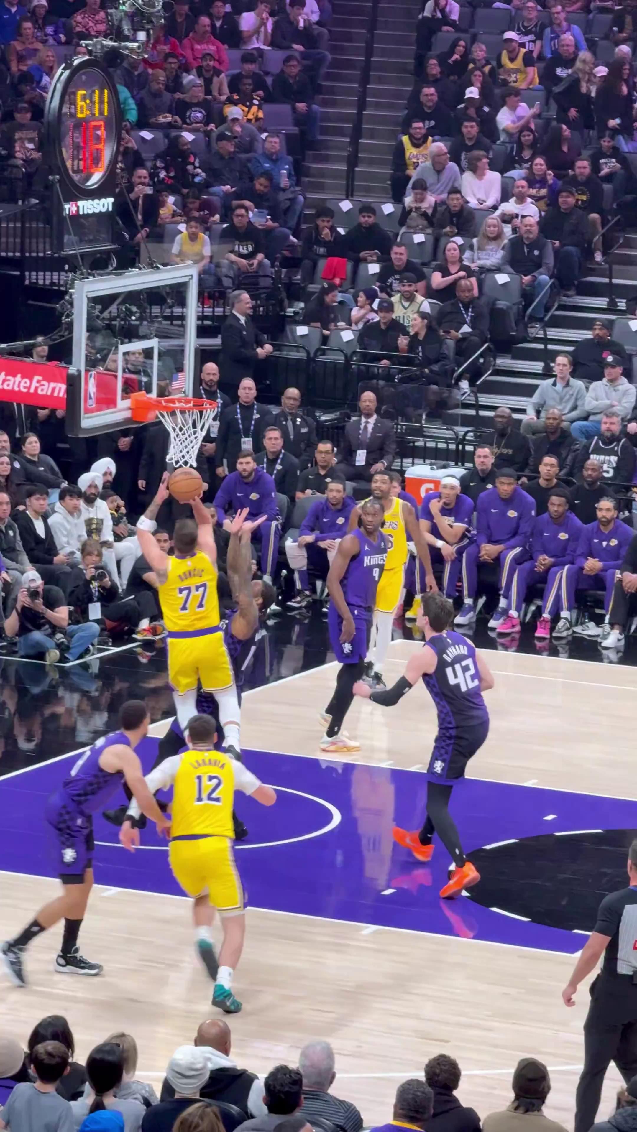 NG28-包含东契奇回归赛场，赛况扑朔迷离首场状态亮眼，切尔西观众沸腾！的词条