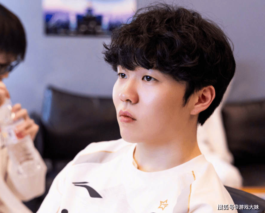 南宫28-Rookie在RNG比赛中高光表现，逆转引发热议！的简单介绍